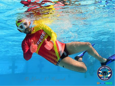 ref giving thumbs up under water